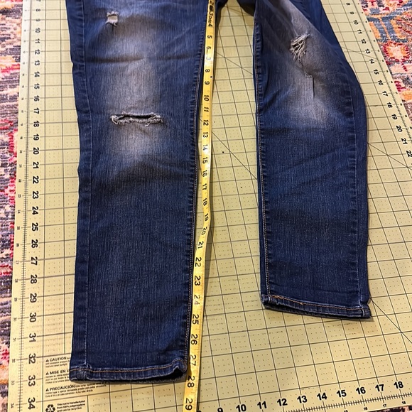 Denizen from Levi’s Cropped distressed jeans - Picture 5 of 12